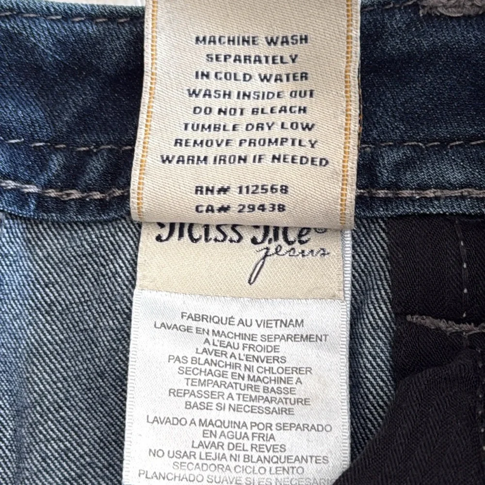 Miss Me 29 signature skinny These are stylish Miss Me bootcut jeans. Like new - Picture 15 of 16